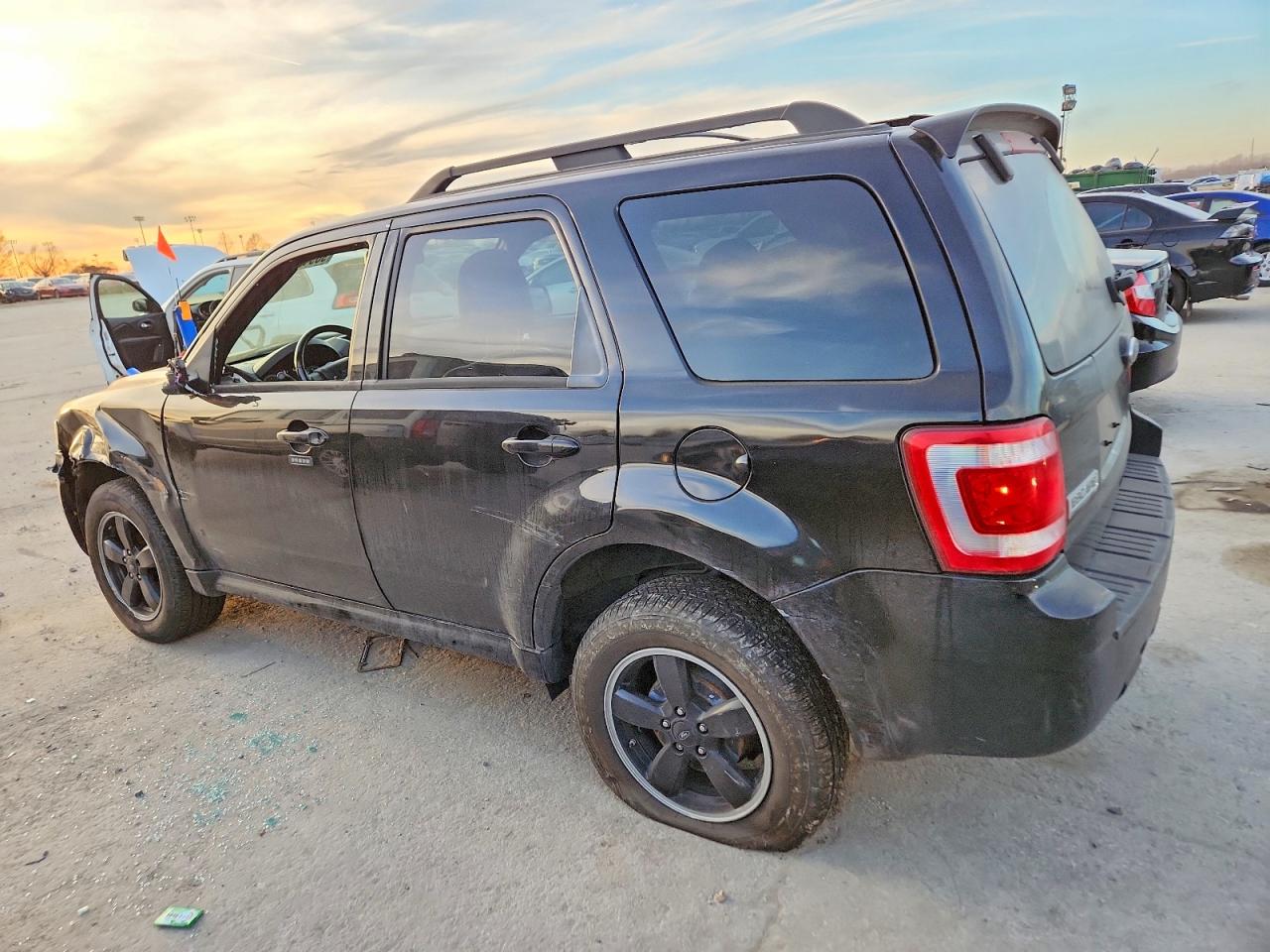 2010 FORD ESCAPE XLT photo 2