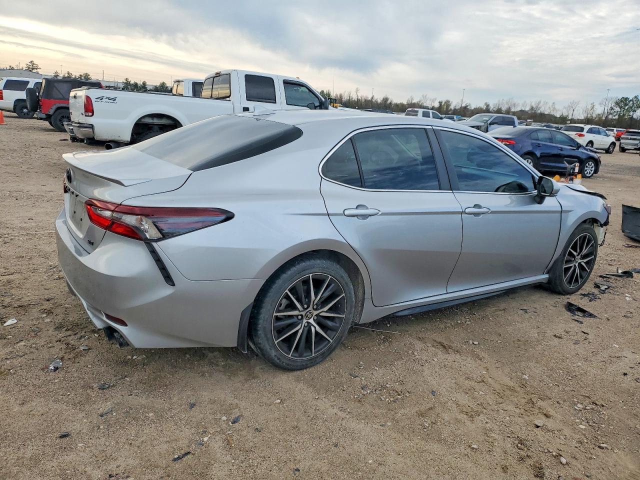 2022 TOYOTA CAMRY SE photo 3
