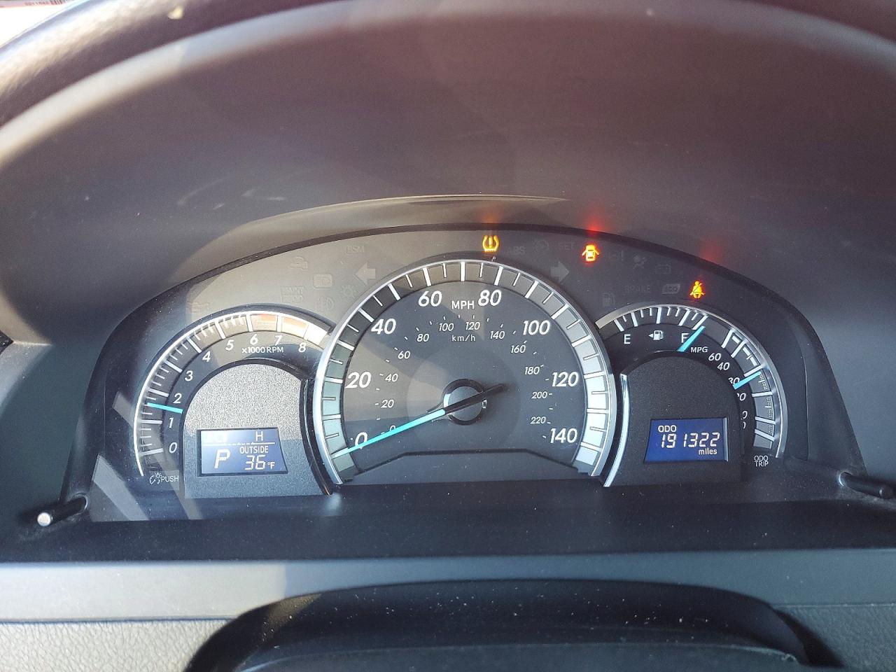 2014 TOYOTA CAMRY L photo 9