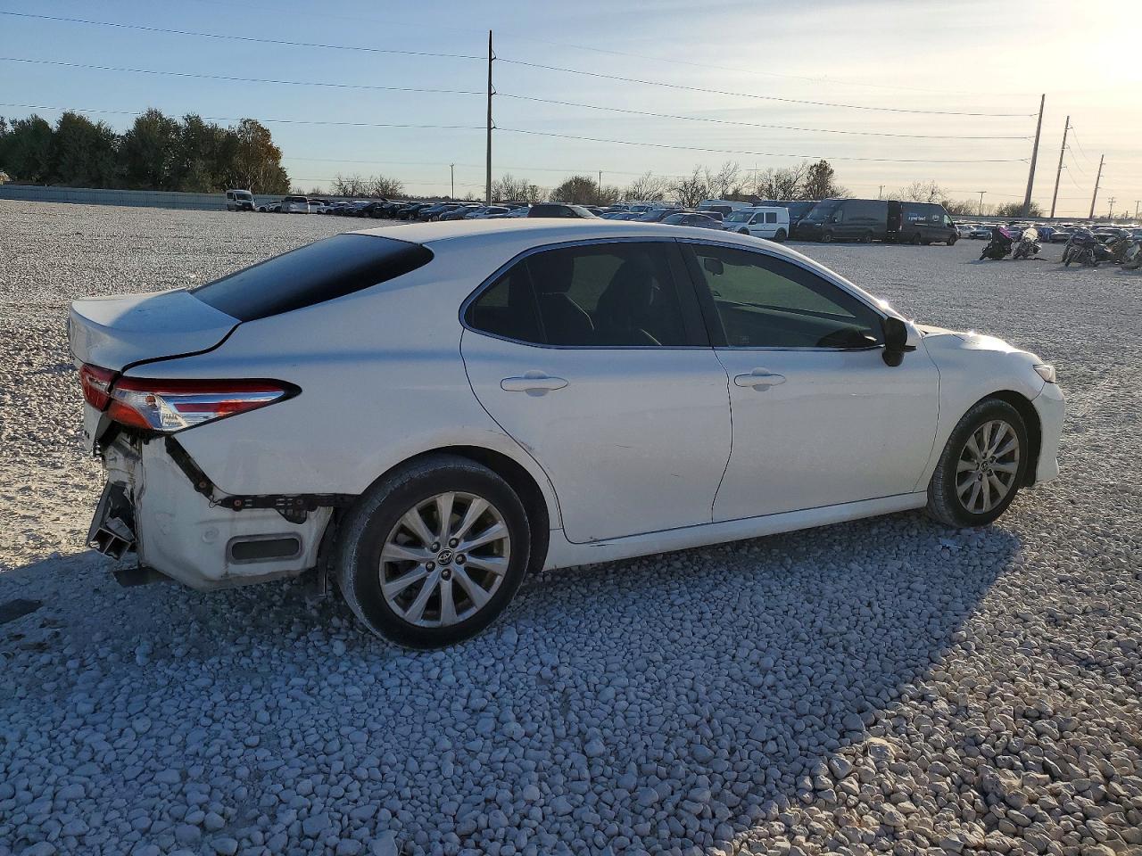 2018 TOYOTA CAMRY L photo 3