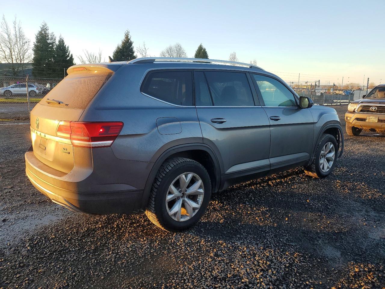 2018 VOLKSWAGEN ATLAS SE photo 3