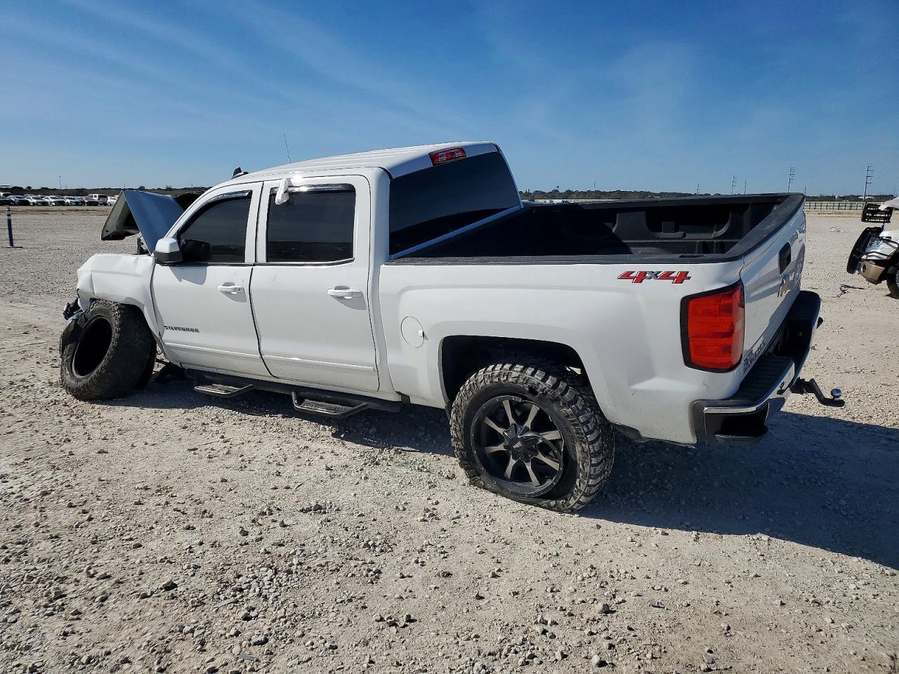 2018 CHEVROLET SILVERADO K1500 LT photo 3