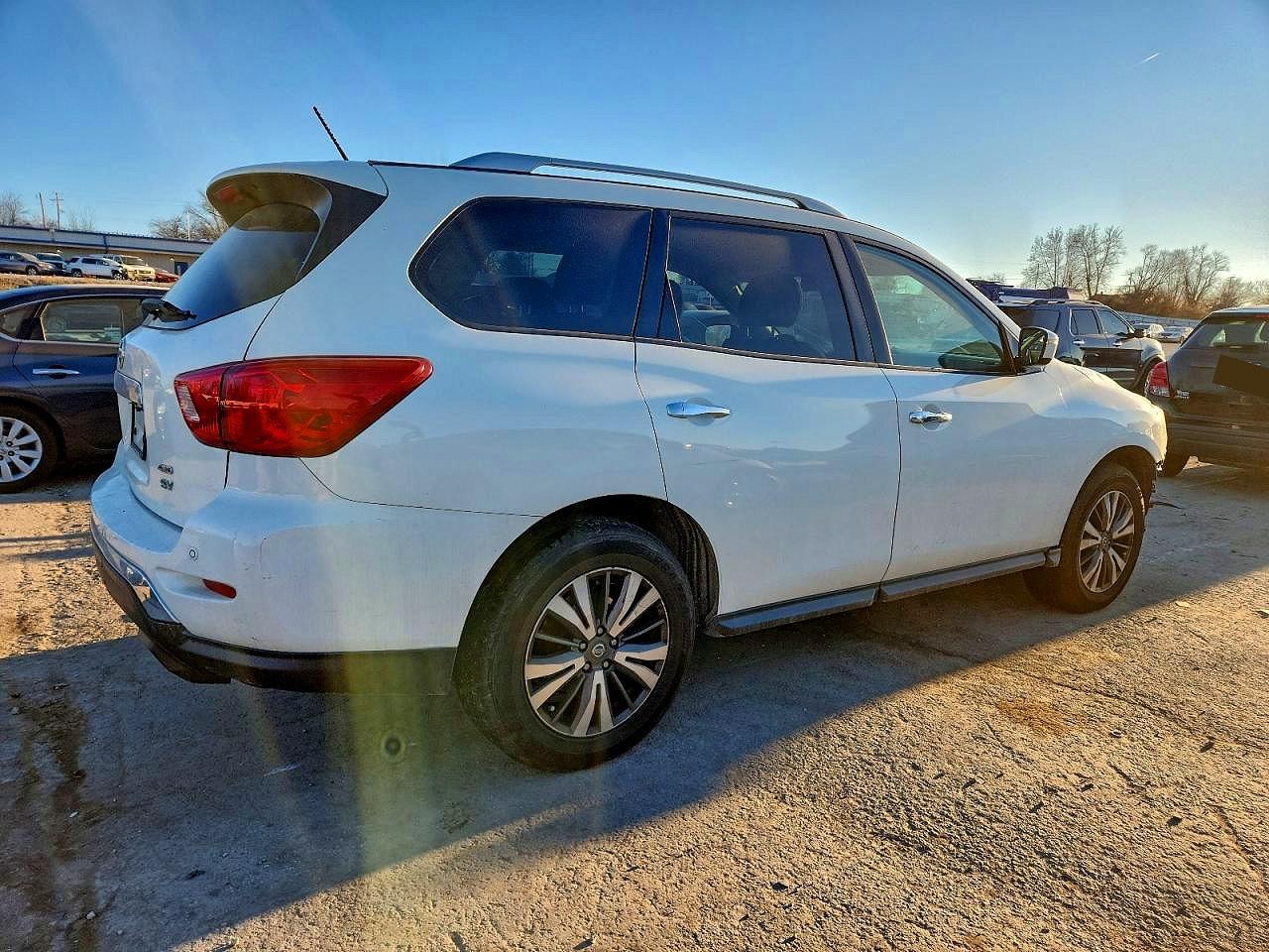 2017 NISSAN PATHFINDER photo 5