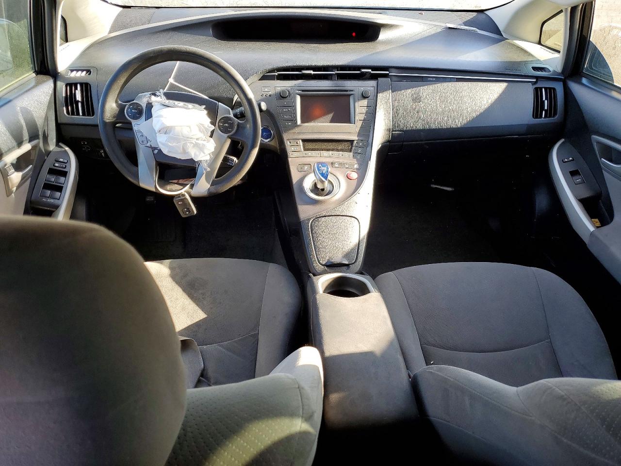 2015 TOYOTA PRIUS photo 8