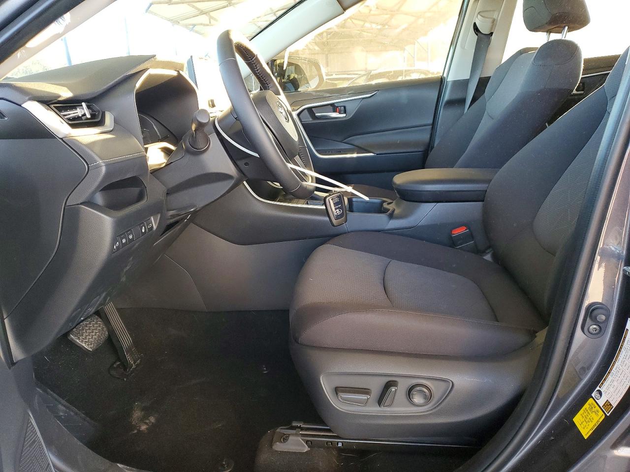2025 TOYOTA RAV4 XLE photo 7