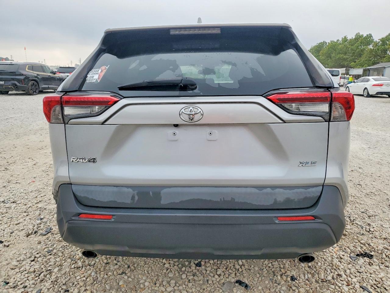 2019 TOYOTA RAV4 XLE photo 6