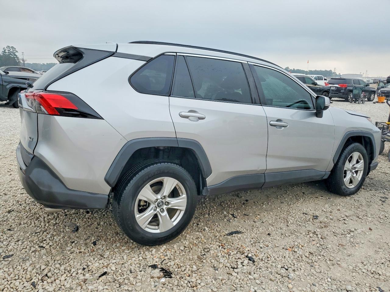 2019 TOYOTA RAV4 XLE photo 3