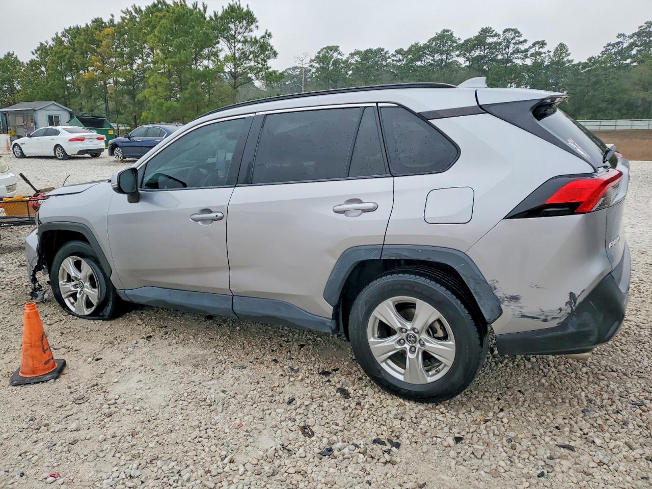 2019 TOYOTA RAV4 XLE photo 2