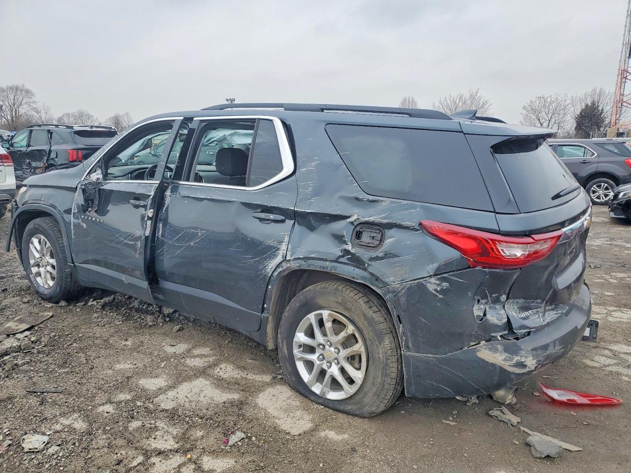 2019 CHEVROLET TRAVERSE LT photo 2