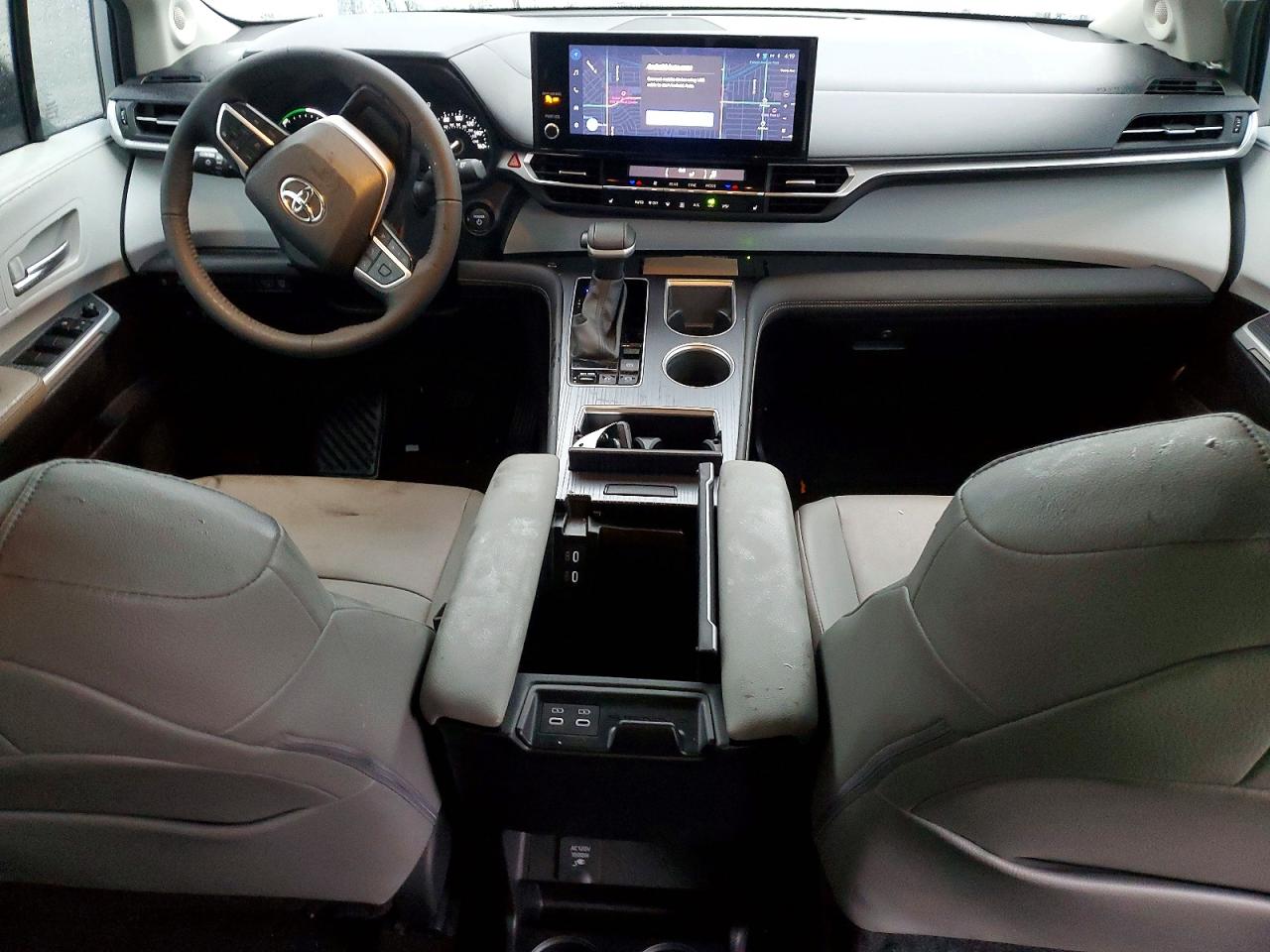 2025 TOYOTA SIENNA XLE photo 8