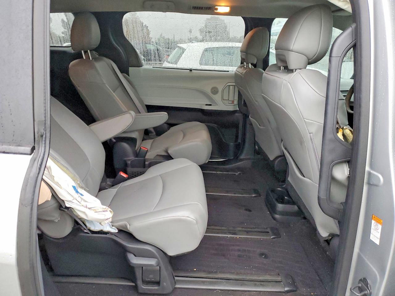 2025 TOYOTA SIENNA XLE photo 11