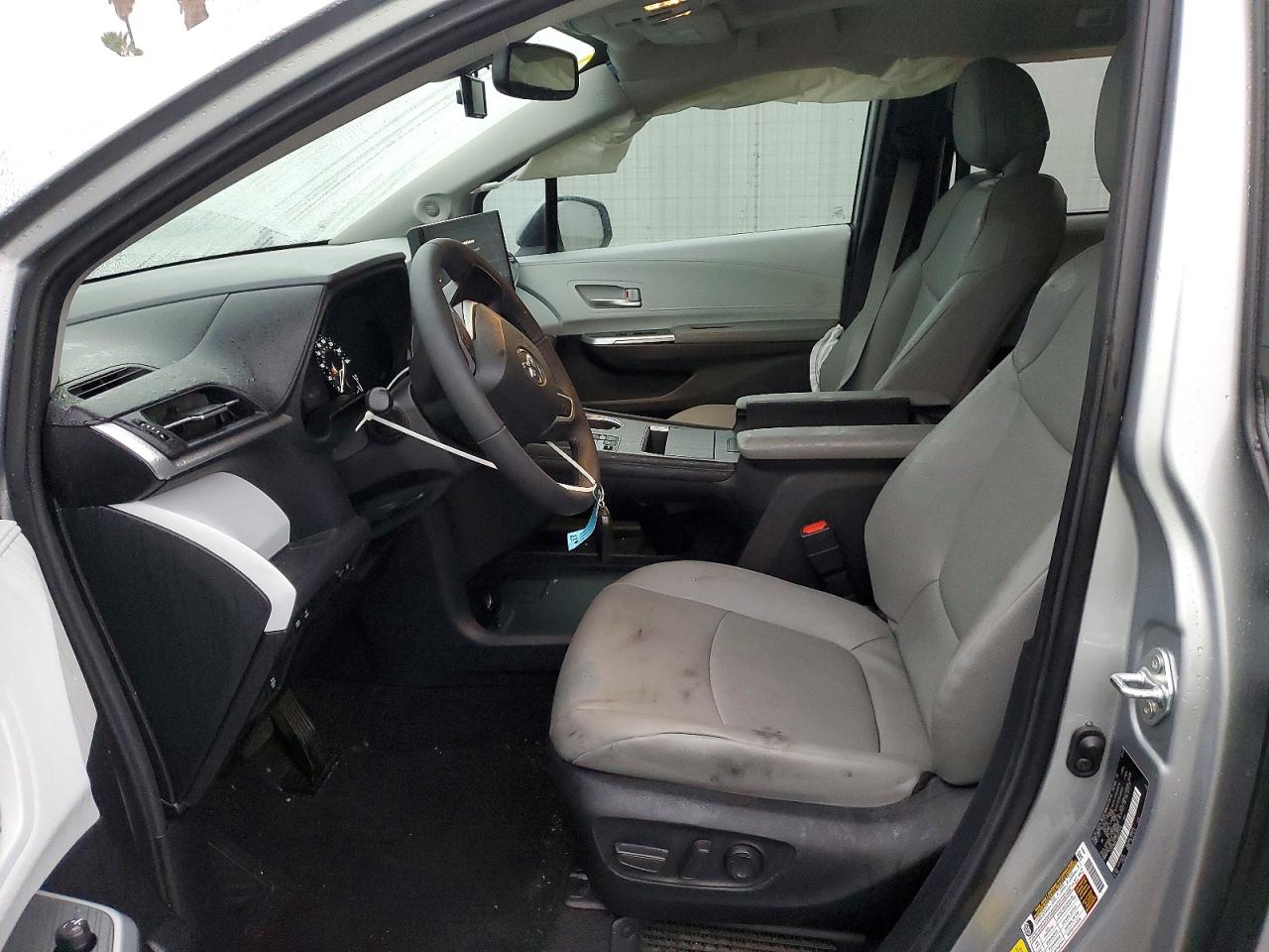 2025 TOYOTA SIENNA XLE photo 7