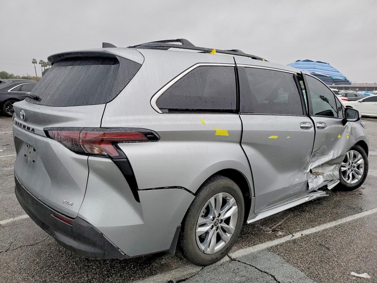 2025 TOYOTA SIENNA XLE photo 3