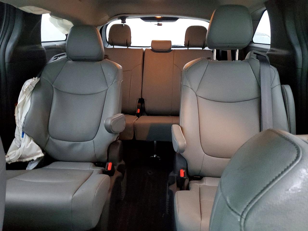 2025 TOYOTA SIENNA XLE photo 10