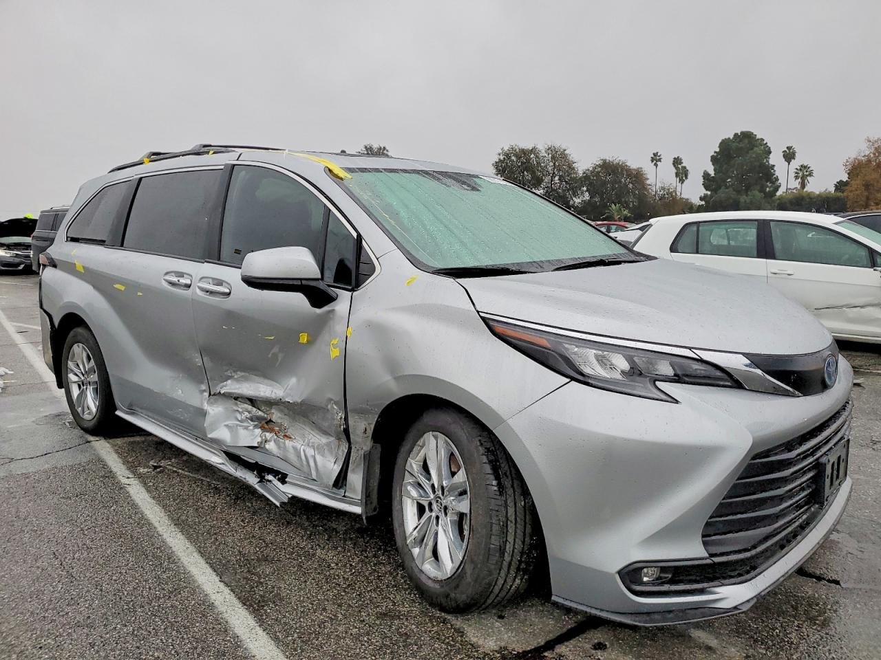 2025 TOYOTA SIENNA XLE photo 4