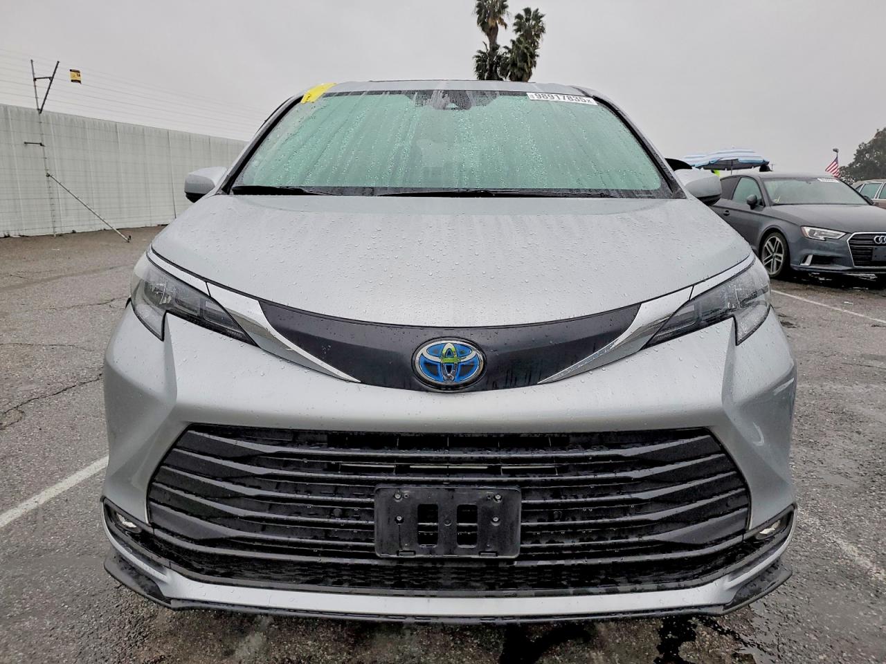 2025 TOYOTA SIENNA XLE photo 5