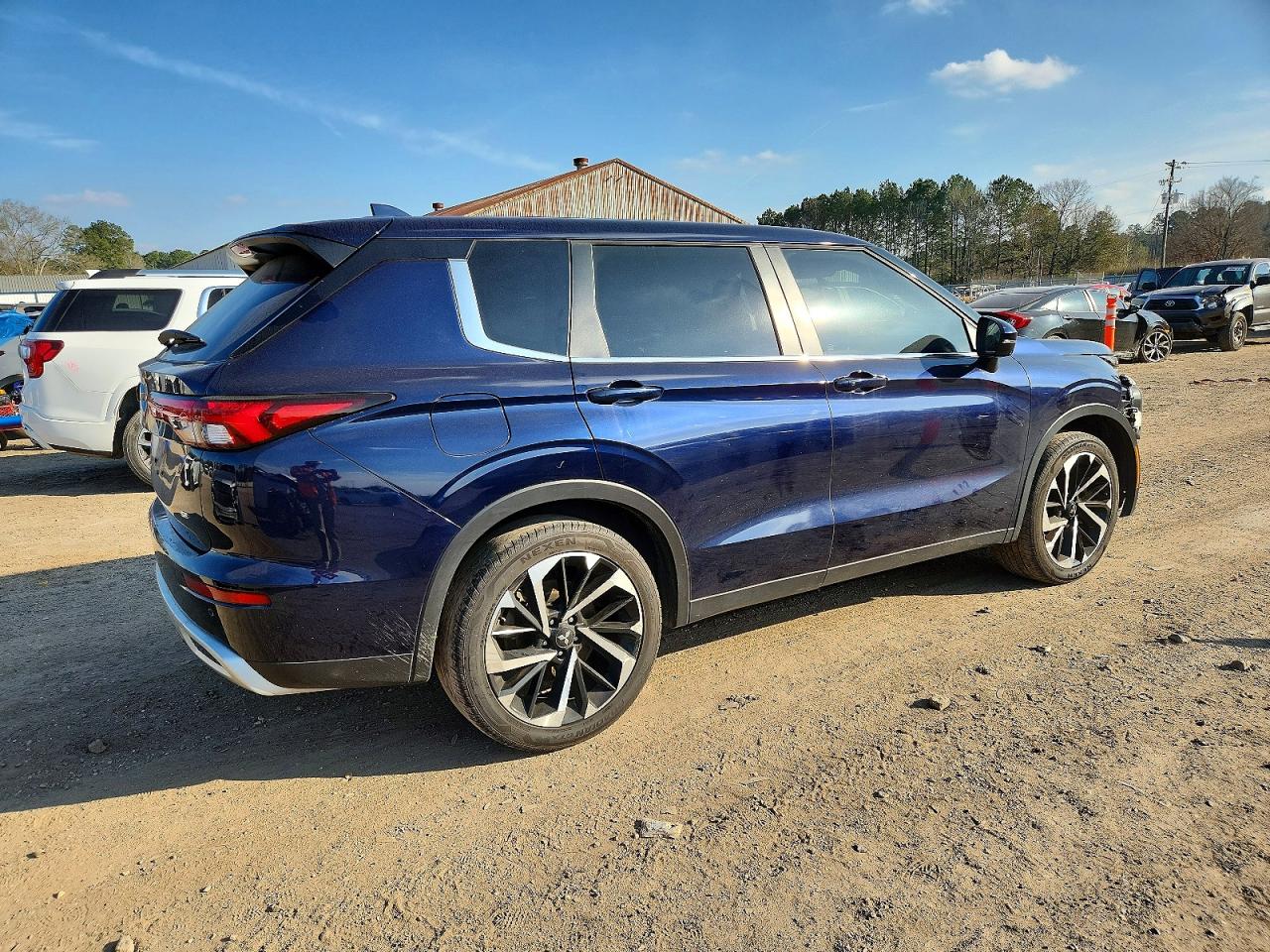 2024 MITSUBISHI OUTLANDER SE photo 3