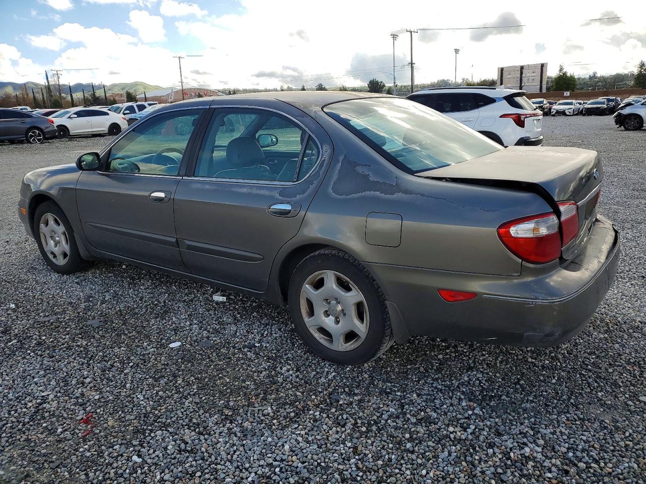 2001 INFINITI I30 photo 2