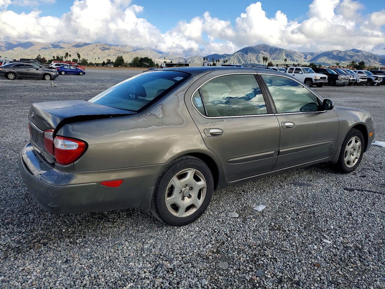 2001 INFINITI I30 photo 3
