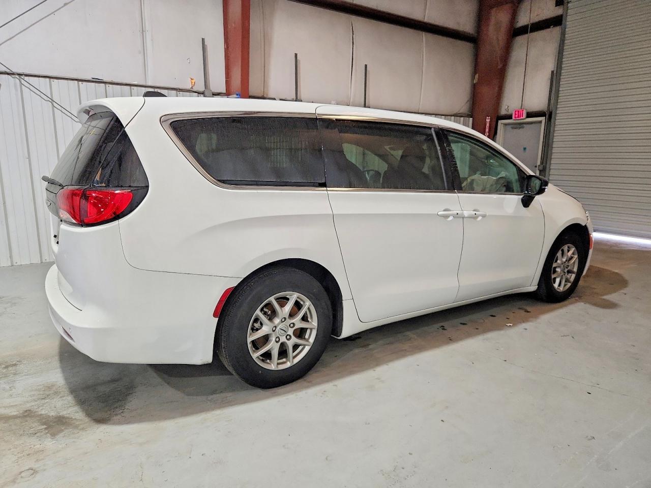 2024 CHRYSLER VOYAGER LX photo 3