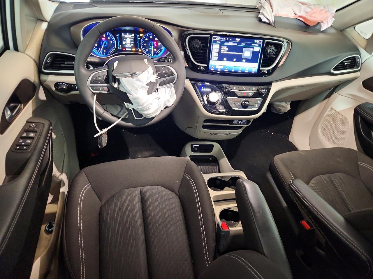 2024 CHRYSLER VOYAGER LX photo 8