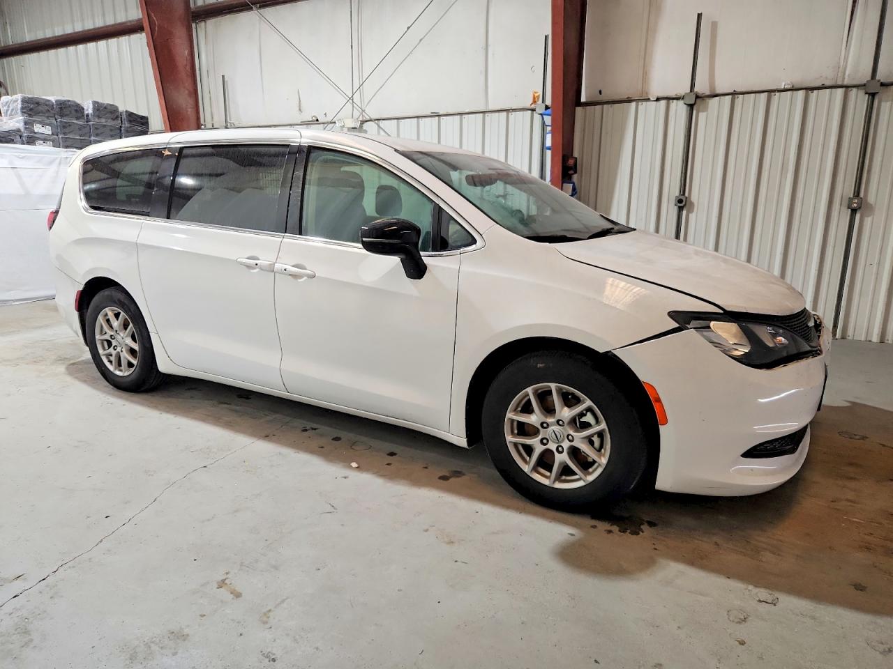 2024 CHRYSLER VOYAGER LX photo 4