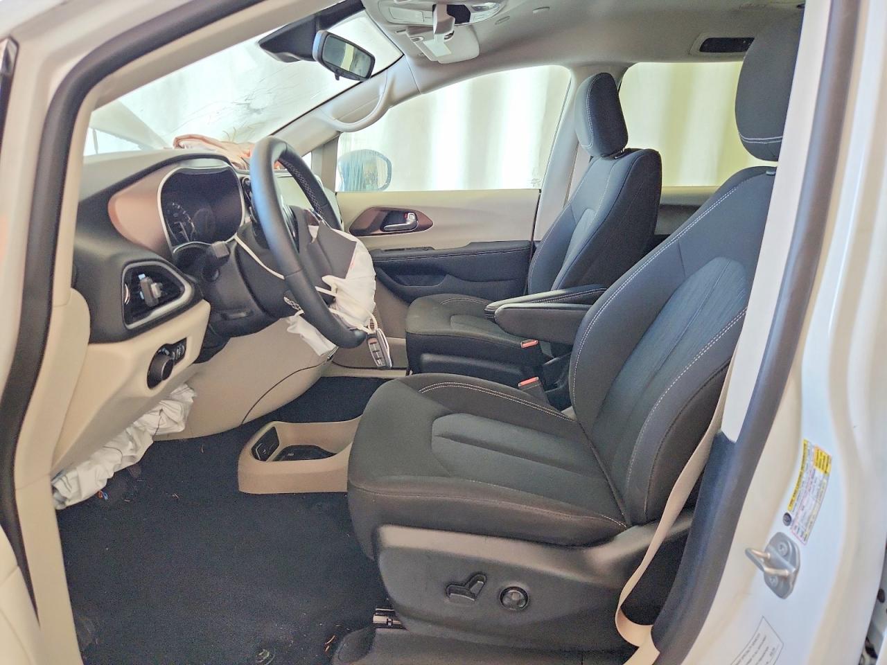 2024 CHRYSLER VOYAGER LX photo 7