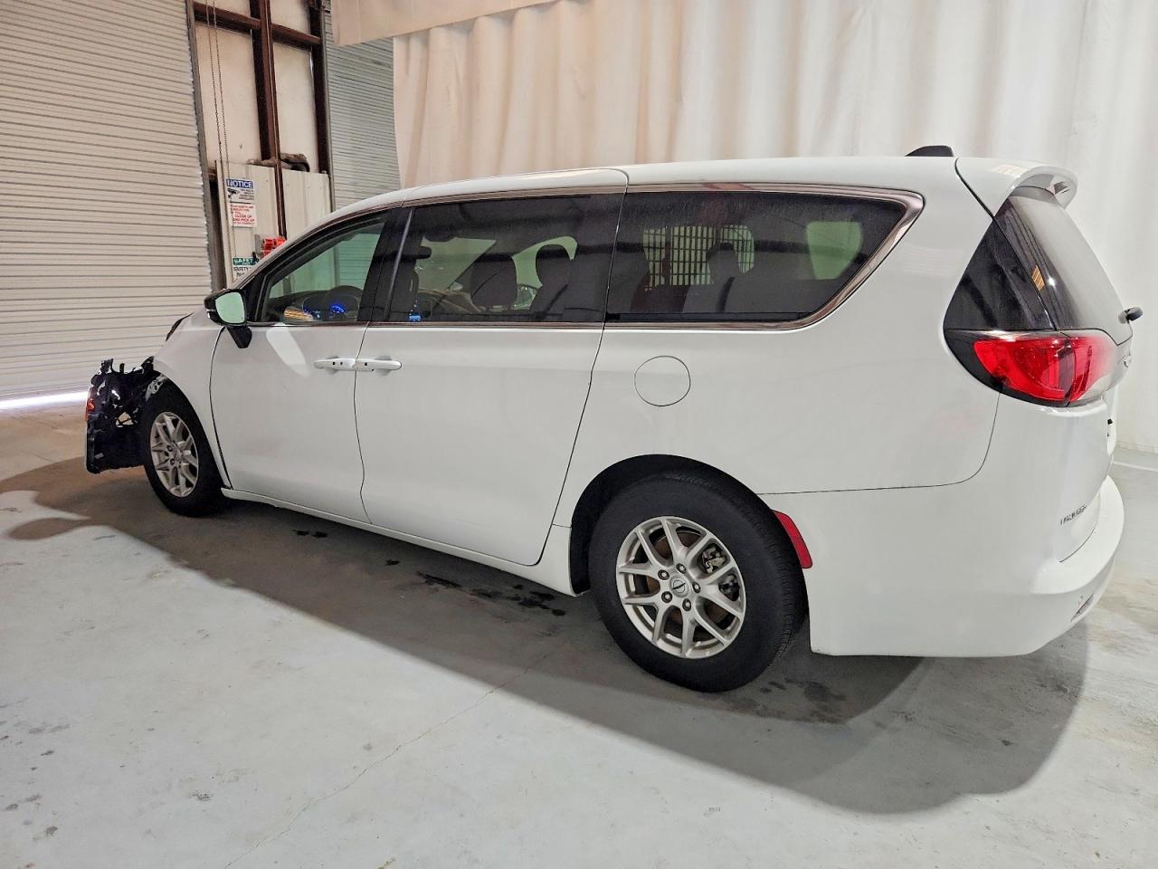 2024 CHRYSLER VOYAGER LX photo 2