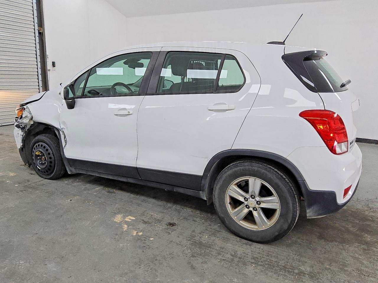 2021 CHEVROLET TRAX LS photo 2