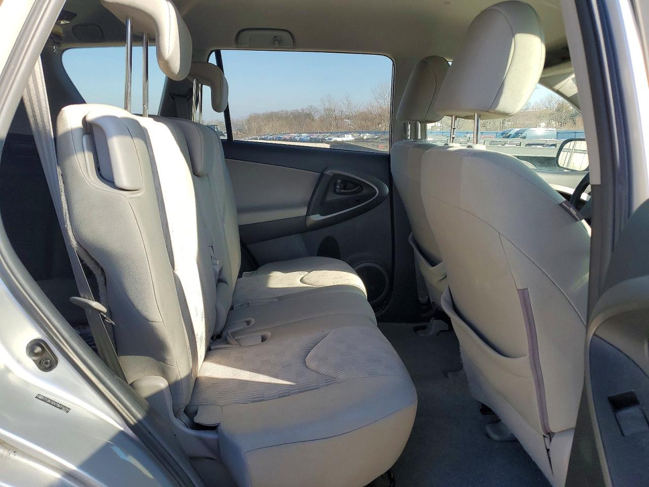 2011 TOYOTA RAV4 photo 11