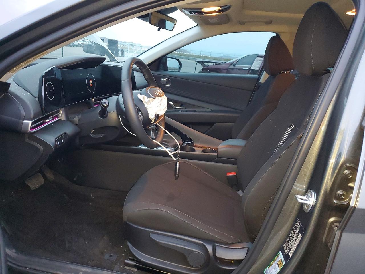 2025 HYUNDAI ELANTRA photo 7