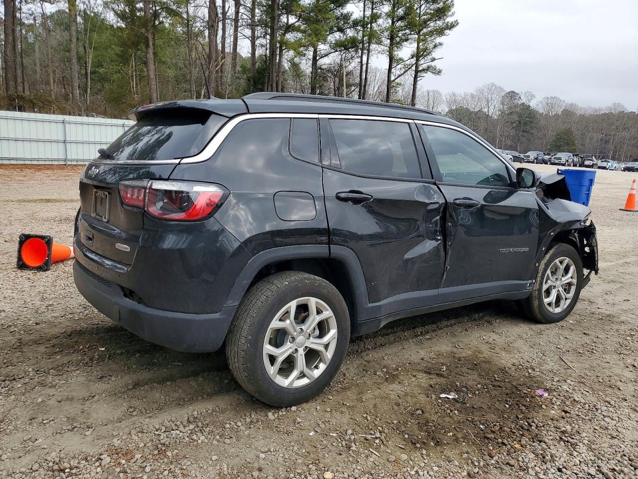 2024 JEEP COMPASS LATITUDE photo 3