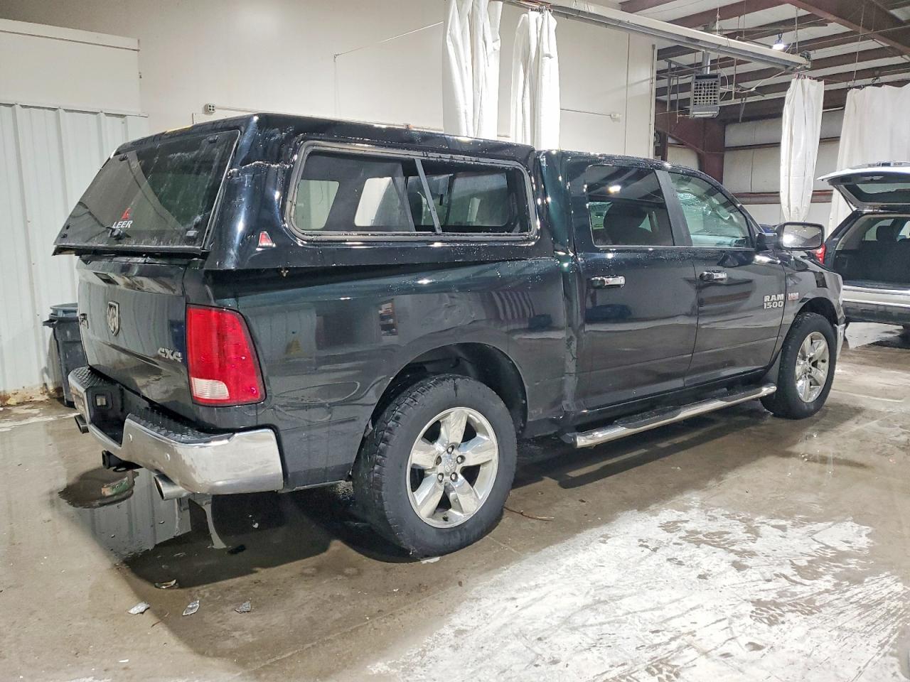 2015 RAM 1500 SLT photo 3