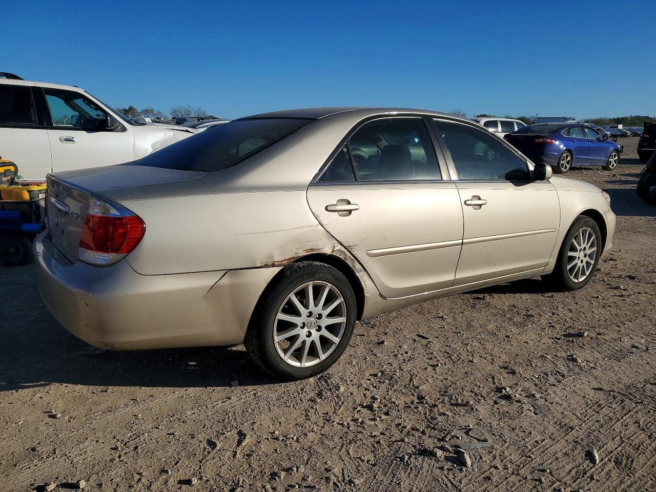2005 TOYOTA CAMRY LE photo 3