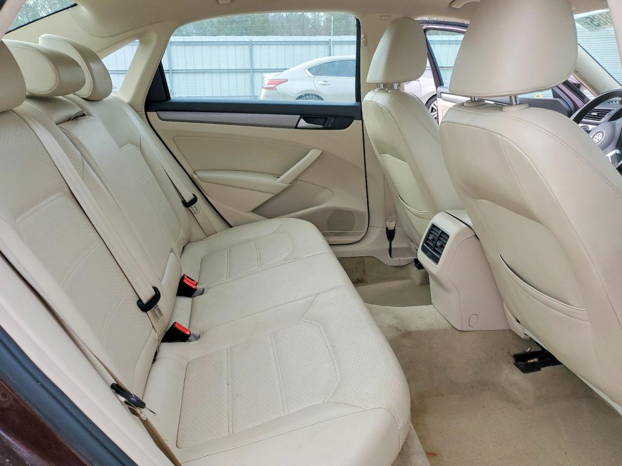 2014 VOLKSWAGEN PASSAT SE photo 10