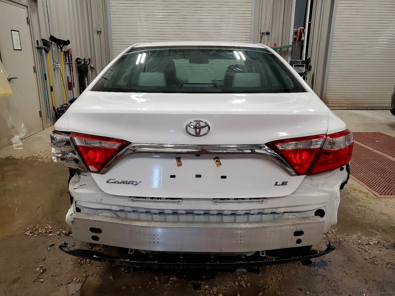 2017 TOYOTA CAMRY LE photo 6