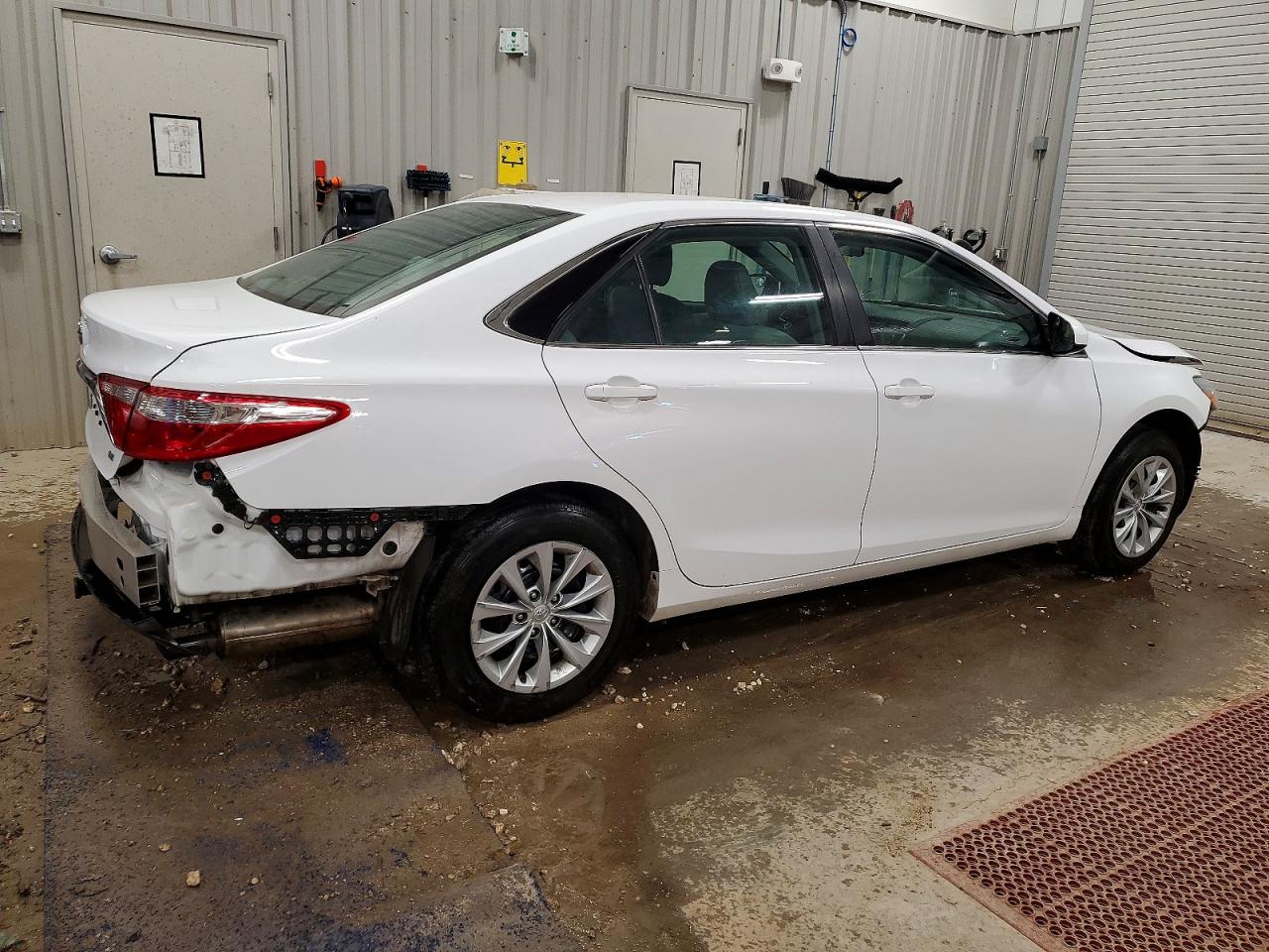 2017 TOYOTA CAMRY LE photo 3