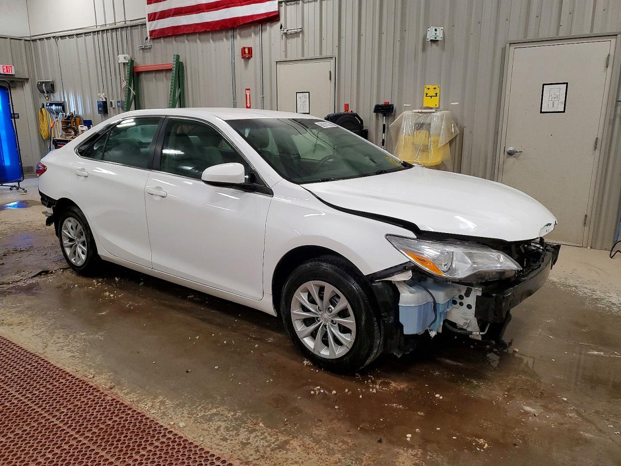 2017 TOYOTA CAMRY LE photo 4