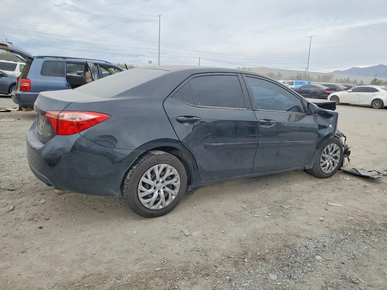 2017 TOYOTA COROLLA L photo 3