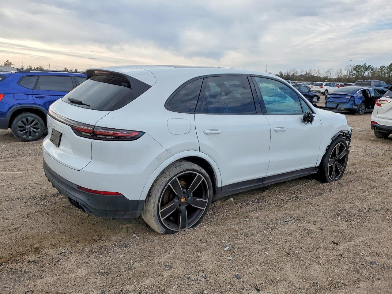 2021 PORSCHE CAYENNE photo 3