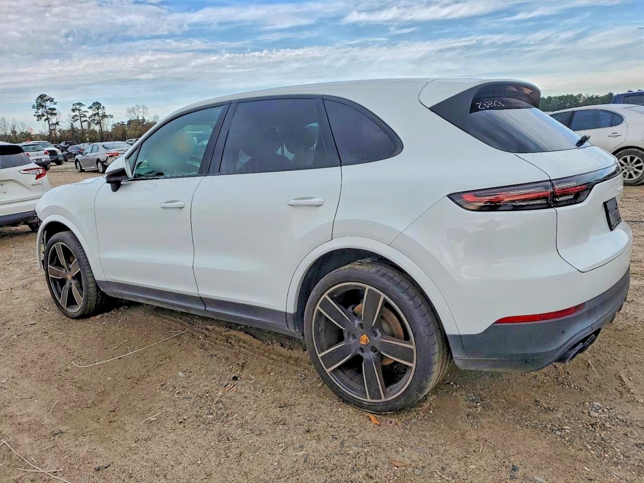 2021 PORSCHE CAYENNE photo 2