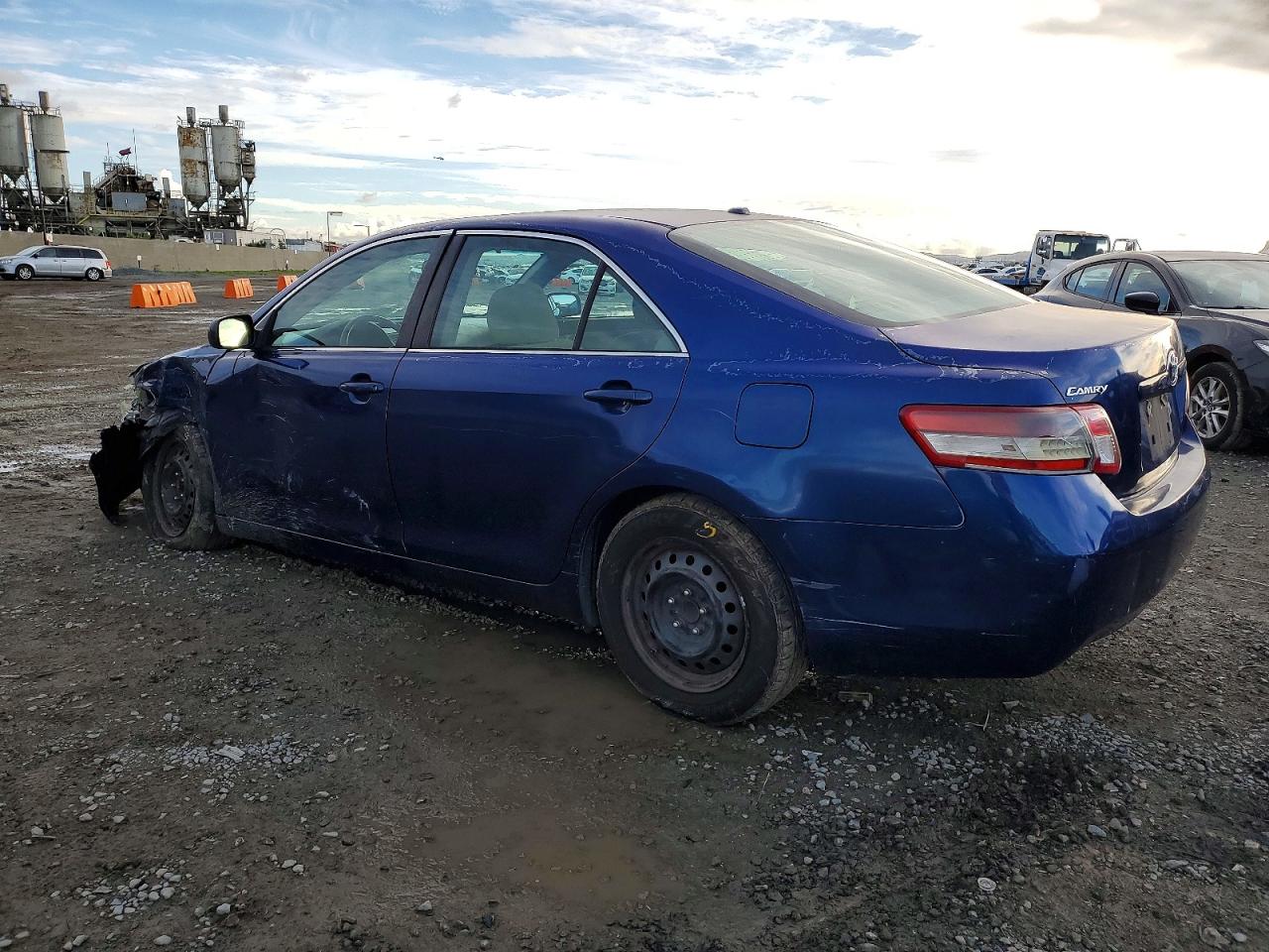 2011 TOYOTA CAMRY BASE photo 2