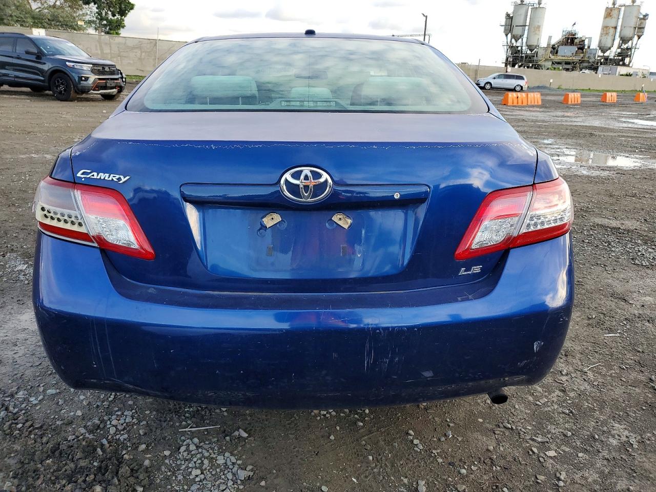 2011 TOYOTA CAMRY BASE photo 6