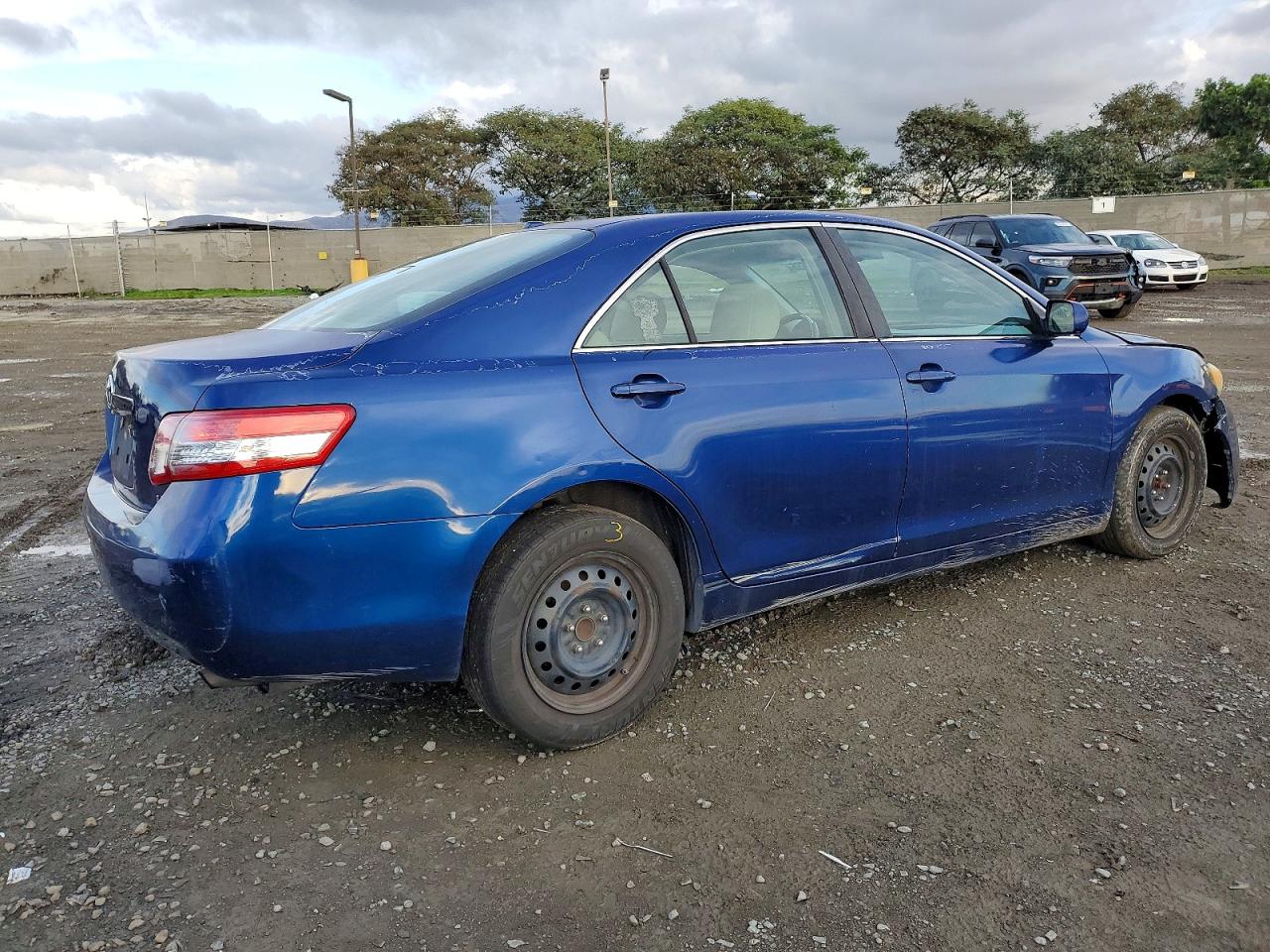 2011 TOYOTA CAMRY BASE photo 3