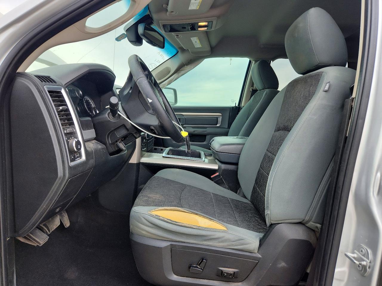 2015 RAM 1500 SLT photo 7