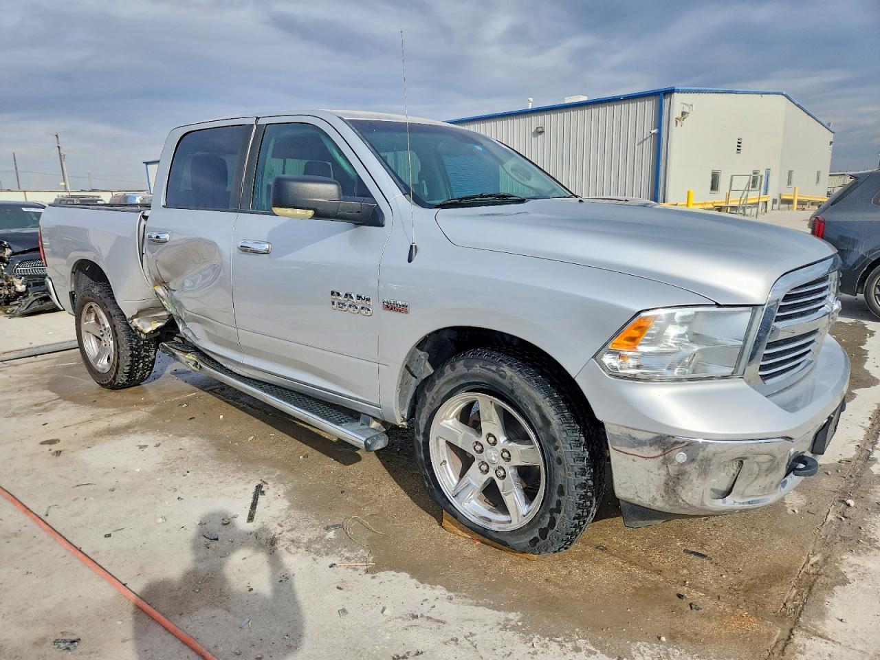 2015 RAM 1500 SLT photo 4