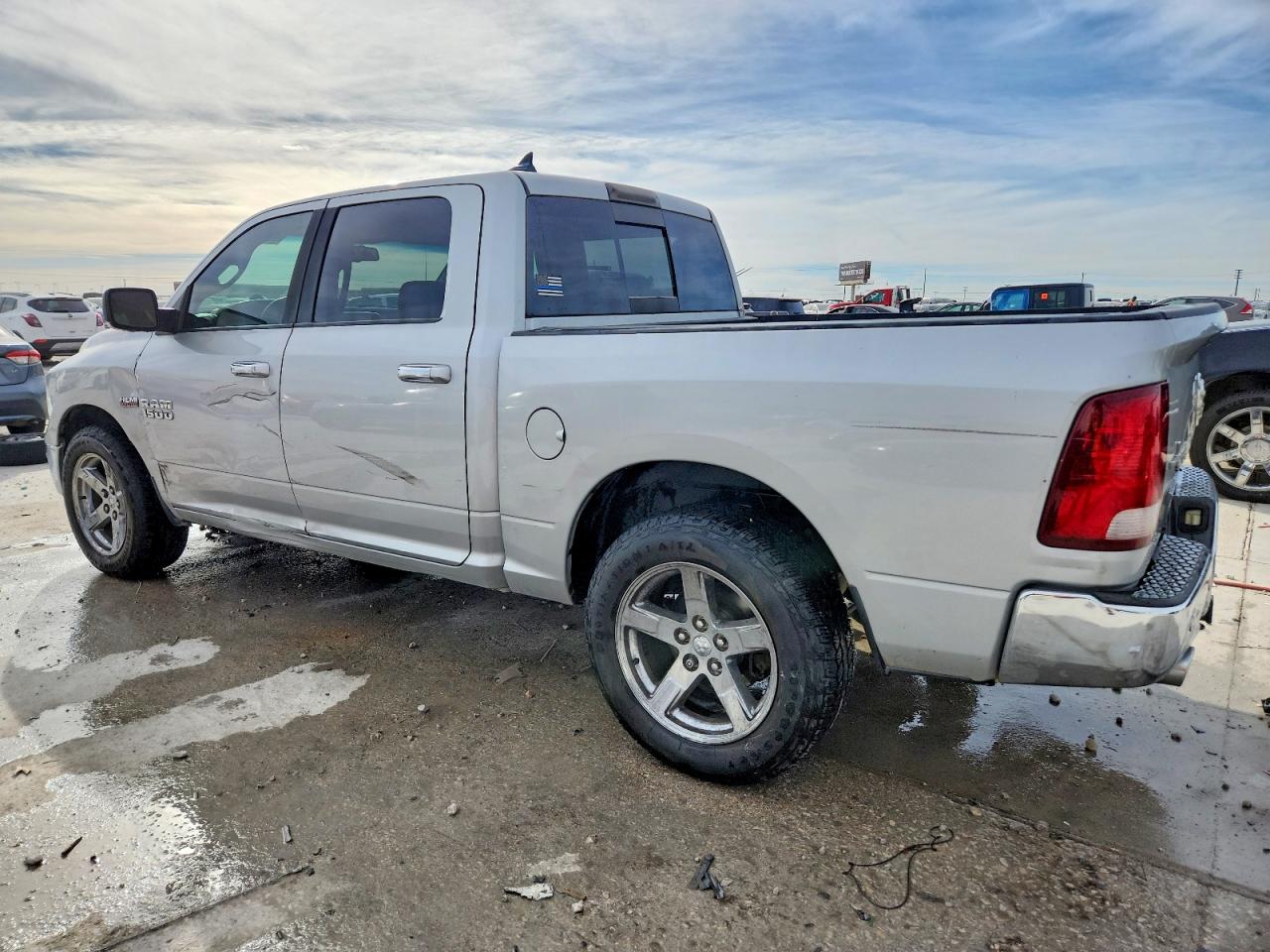 2015 RAM 1500 SLT photo 2