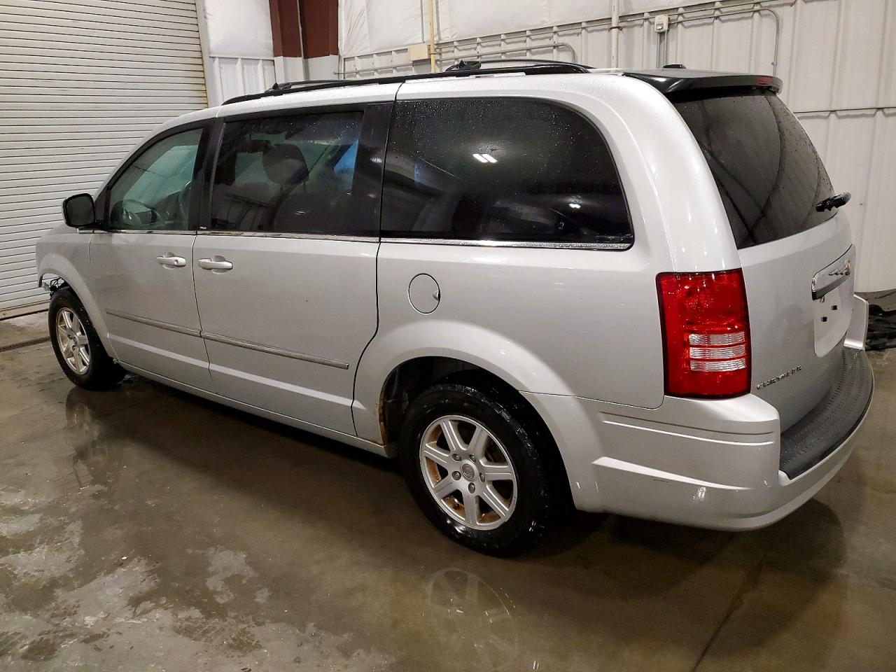2010 CHRYSLER TOWN & COUNTRY TOURING photo 2