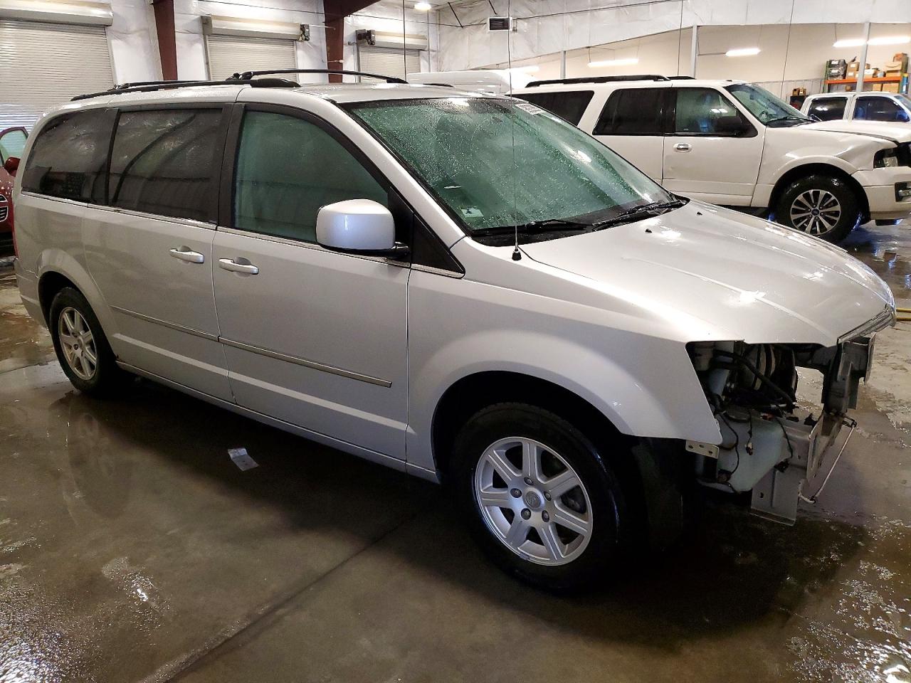 2010 CHRYSLER TOWN & COUNTRY TOURING photo 4