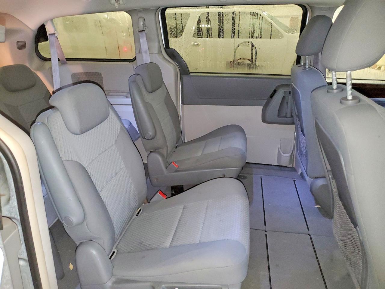 2010 CHRYSLER TOWN & COUNTRY TOURING photo 11